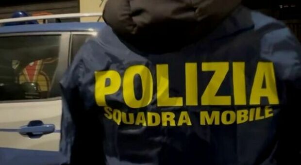  ?Secondigliano, chiede il pizzo a uno studio legale: la polizia si presenta all'appuntamento e lo arresta 