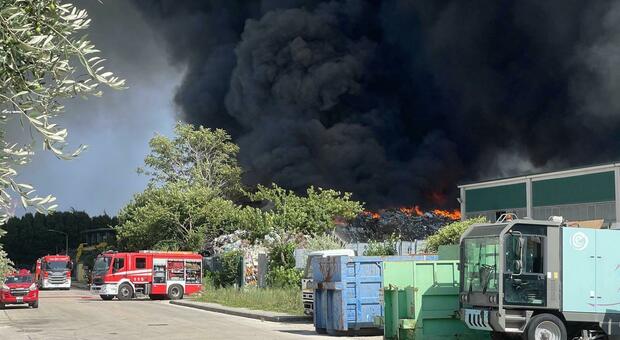  Incendio ad Airola, spegnimento completato al 90% ma l'assessora avverte: «Ancora in vigore le norme precauzionali» 