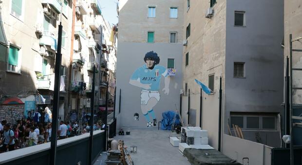  Il murale di Maradona ritorna a splendere: è subito corsa ai selfie 