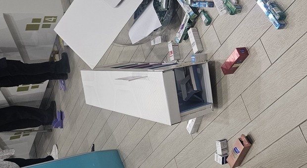  Eboli, tentata rapina in farmacia armato di coltello: tradito dal cappotto in piena estate 