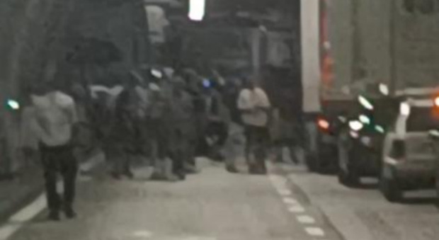  Incidente sulla Napoli - Bari, scontro tra due tir: morto un uomo di 50 anni 