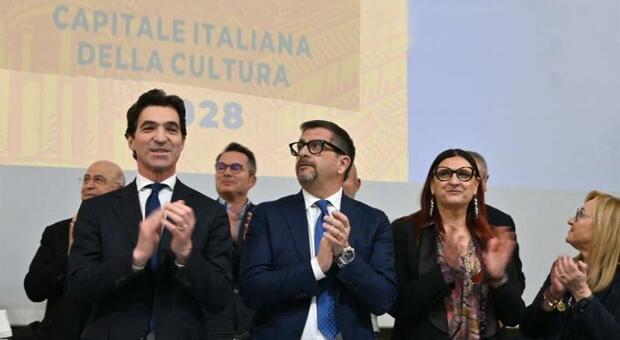 Il governatore Acquaroli, il sindaco Silvetti e l’assessora Paraventi il giorno della proclamazione di Ancona Capitale della Cultura 2028 Il governatore Acquaroli, il sindaco Silvetti e l’assessora Paraventi il giorno della proclamazione di Ancona Capitale della Cultura 2028