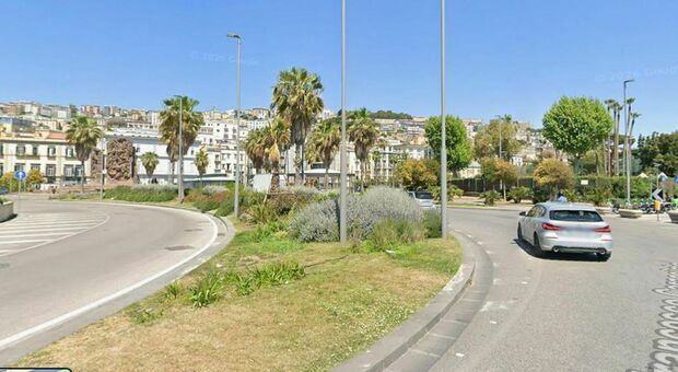  Grave incidente a Napoli, turista di 24 anni investita sul lungomare da auto pirata 
