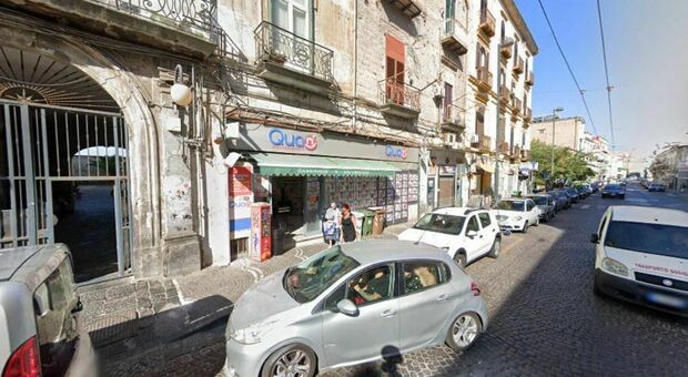  Pistola contro il cassiere, panico tra i clienti: la banda torna a colpire 