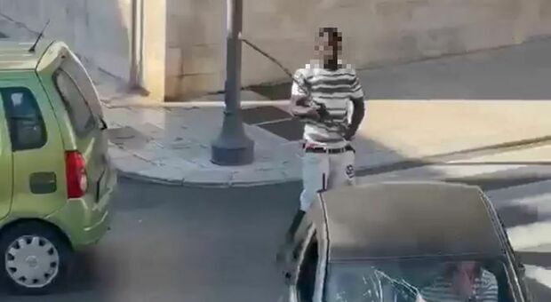 ?Martina Franca, seminato il panico in centro con un bastone: auto danneggiate, denunciato un giovane