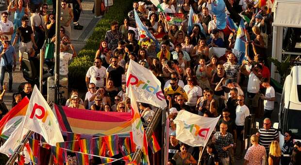  Portici, striscioni omofobi prima del Vesuvio Pride: rimossi dal comune 