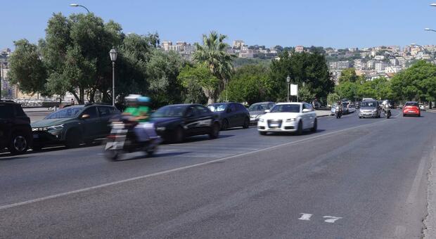 Napoli, turista travolta da un'auto pirata sul lungomare: il 19enne alla guida si costituisce
