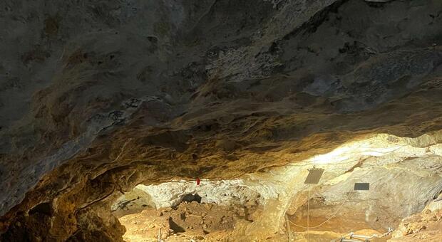Parco delle Veneri, svelata la tomba di 28mila anni fa: un uomo e una donna abbracciati Parco delle Veneri, svelata la tomba di 28mila anni fa: un uomo e una donna abbracciati