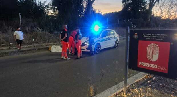 Incidente a Castel Volturno, auto investe bici elettrica: morto un ragazzo straniero, grave l'amico