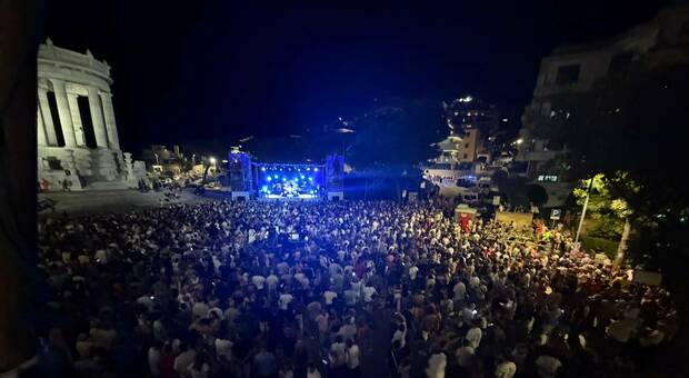 Festa del Mare, Britti-mania al Passetto: in 3500 al Monumento Festa del Mare, Britti-mania al Passetto: in 3500 al Monumento