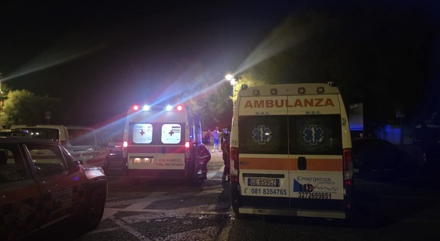  Portici, uomo si tuffa nella notte in mare e annega: era nudo, inutili i tentativi di rianimarlo 