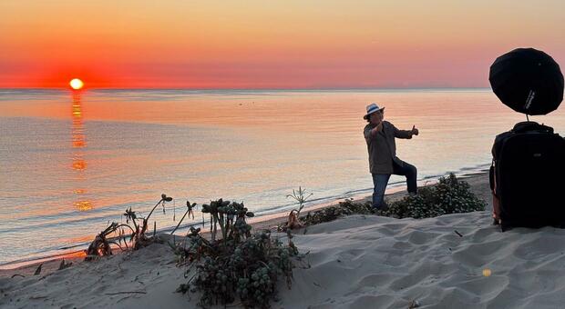 Al Bano in spiaggia all'alba sui luoghi dei ricordi