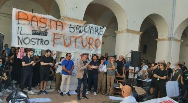 Sos rogo, corteo &ldquo;a lutto&rdquo;: scatta l&rsquo;ira dei giovani