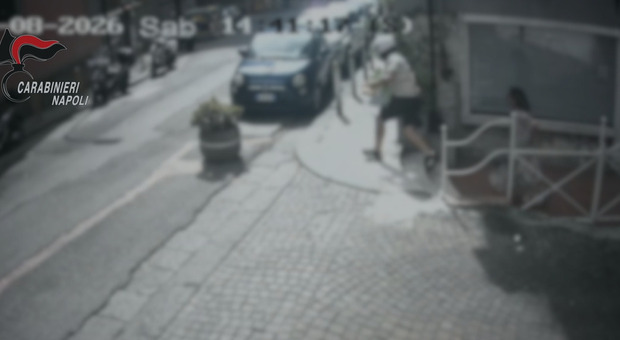  Napoli, ruba la borsa ad una donna e scappa in scooter: uomo di 48 anni arrestato dai carabinieri  