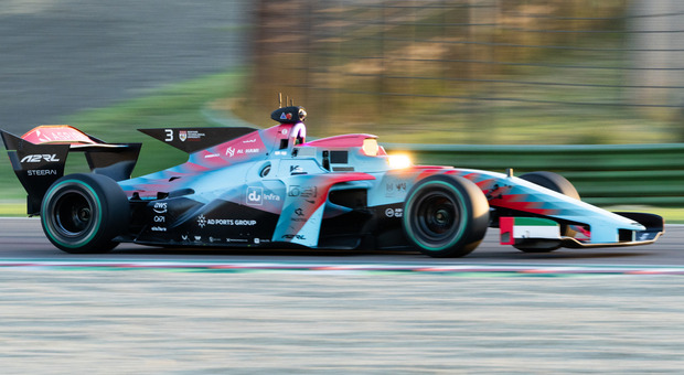 la vittoria di Kinetiz, capace di conquistare il primo successo internazionale della A2RL dopo 12 giri sul tecnico e impegnativo Autodromo Internazionale Enzo e Dino Ferrari.
