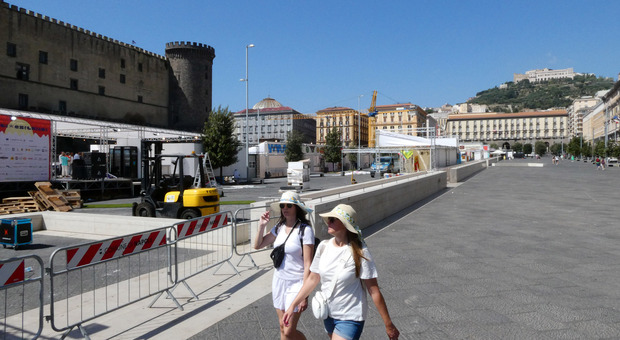  Napoli, tornano le opere d'arte in piazza Municipio: ecco Voyageur 