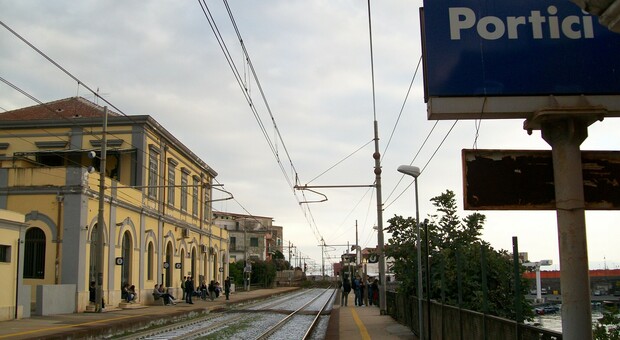  Portici, uomo travolto e ucciso da un treno a Pietrarsa: linea Salerno-Napoli bloccata 