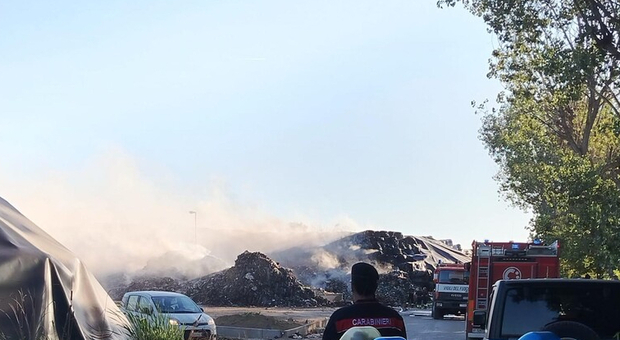  Giugliano, l'Arpac monitora lo stato di inquinamento dell'aria dopo l'incendio nel deposito di rifiuti 