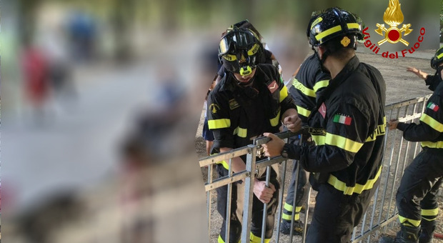 Bambino di 2 anni resta incastrato con la testa nell'inferriata del parco giochi, il pap&agrave; chiama aiuto: liberato dai vigili del fuoco