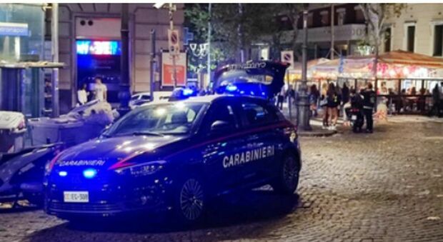  Napoli, 16enne accoltellato alla schiena in piazza Vanvitelli: indagano i carabinieri 