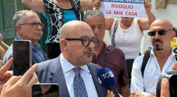  Campi Flegrei, flash mob del centrodestra a Pozzuoli: «Fico chieda lo stato di emergenza» 