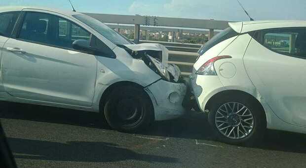 Maxi incidente statale162 nei pressi del Centro Direzionale: feriti e traffico paralizzato verso Pomigliano