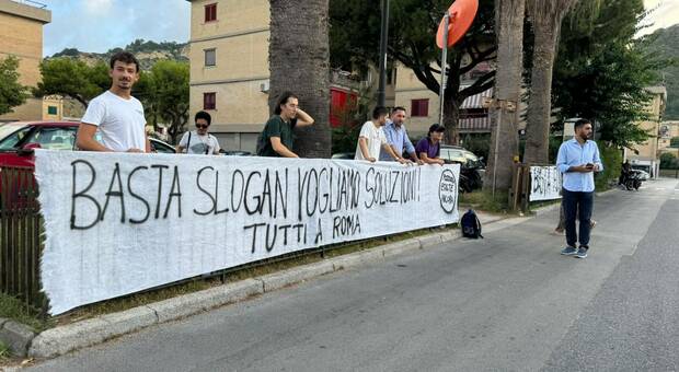  Bradisismo Campi Flegrei. «Basta slogan vogliamo soluzioni»: comitati e sfollati davanti al consiglio comunale di Pozzuoli 