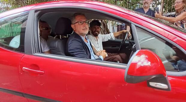  Auto bruciata al disabile, in regalo un?altra vettura: «Mi è tornato il sorriso» 