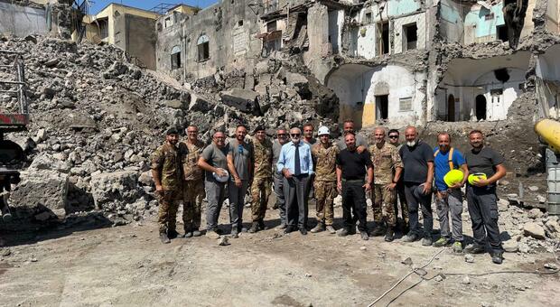  Torre Annunziata, Fortapàsc: giù la torre del fortino dei Gionta 