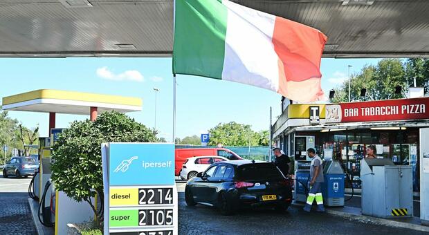  Taglio accise carburanti, si va verso la proroga fino al 24 settembre. La Lega rilancia: «Sì allo scostamento di bilancio» 
