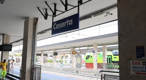 Tragedia alla stazione a Caserta, uomo travolto sui binari: treni in ritardo e disagi