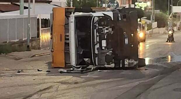  Marano, paura in via San Rocco: due incidenti. Camion dei rifiuti si scontra con un'auto e si ribalta 