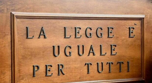  Militare dell'Esercito tenta di uccidere la ex in aula in Tribunale dopo la sentenza di condanna 