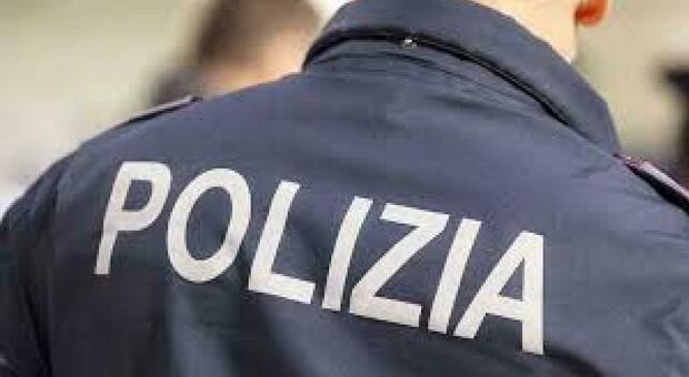  Casoria, inveisce e tenta di aggredire i poliziotti durante il controllo: arrestato 36enne 