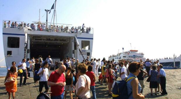 Carburanti, doppio rincaro per gli armatori del Golfo: corse per le isole a rischio