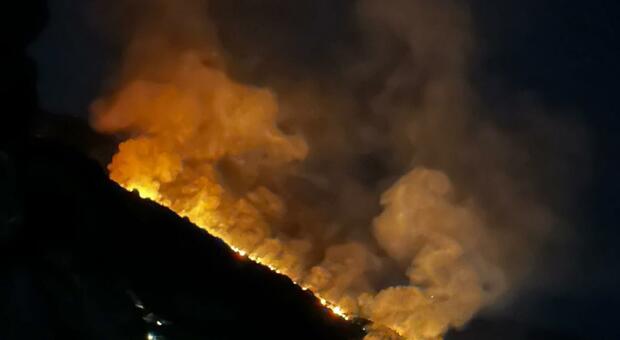  Incendi sulle due Costiere, Positano isolata per 12 ore: Amalfitana spaccata in due 