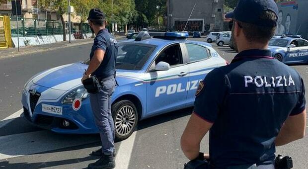 Picchia la moglie, arrestato 38enne: le violenze subite per anni anche davanti ai figli minori
