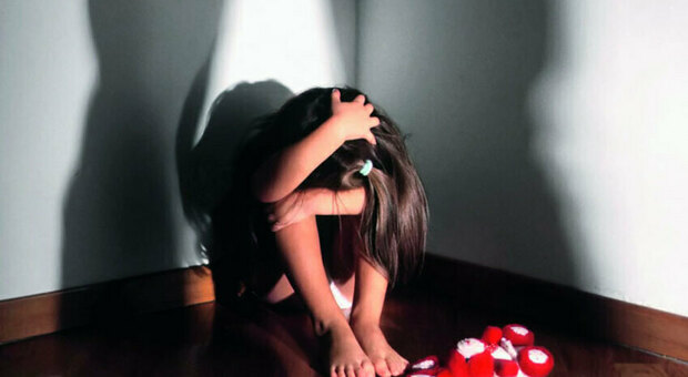  Choc a Castellammare, rapisce e violenta una ragazza poco più che maggiorenne adescata sui social: arrestato 26enne 