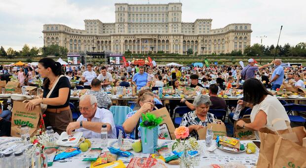 Tavolata da primato a Bucarest: 20mila persone insieme per il primo centro di psichiatria infantile in Romania