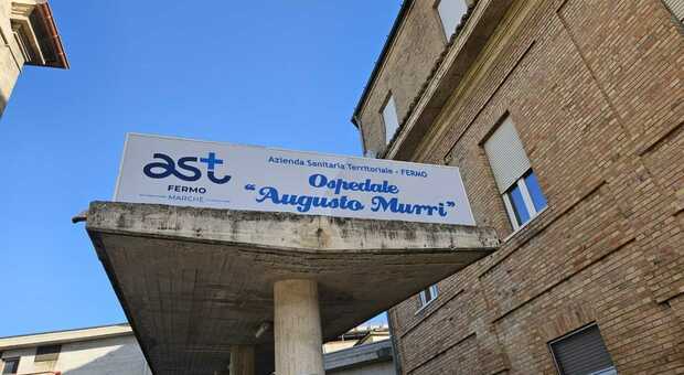 Paura in ospedale a Fermo: rifiuta le cure dopo l'operazione, minaccia tutti con un bastone e si barrica nella stanza. Denuncia e Tso