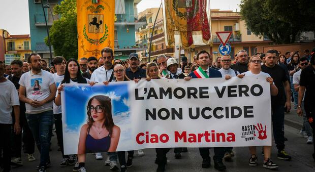 Martina Carbonaro, revocato il divieto di avvicinamento ai genitori della 14enne uccisa dall'ex