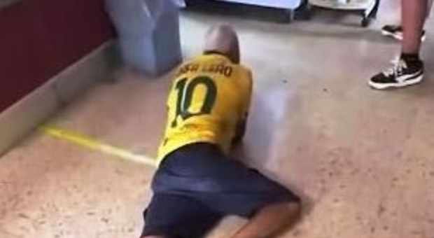  Fanno strisciare una persona fragile in un bar: indignazione di Borrelli e del sindaco a Serre 