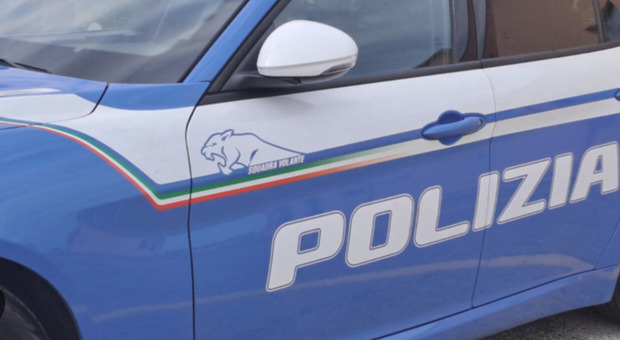  Casco in testa e pistola in pugno, il bandito seriale di Napoli torna a colpire: panico tra i clienti 