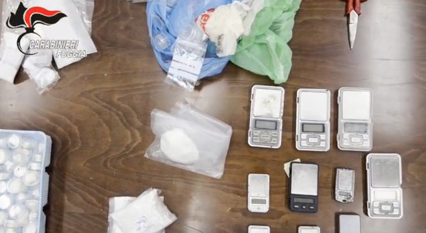 In casa con oltre un chilo e mezzo di droga. Le dosi erano imbustate ed etichettate: 23enne arrestato