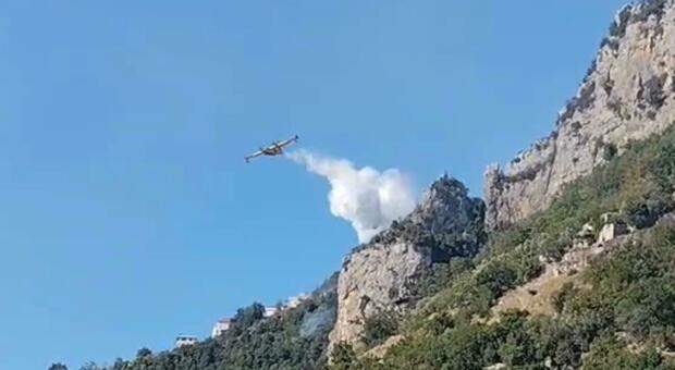 Incendio in Costiera Amalfitana, in corso le operazioni di spegnimento: &laquo;Potranno verificarsi disagi e interruzioni del servizio elettrico&raquo;