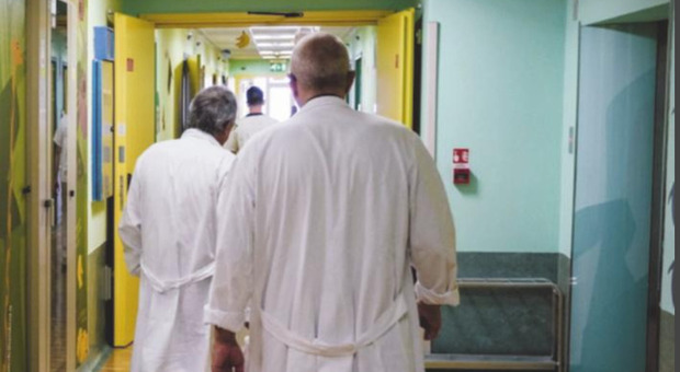 &laquo;Ti guarisco io&raquo;: ma il tumore non c'era, finto medico condannato per omicidio