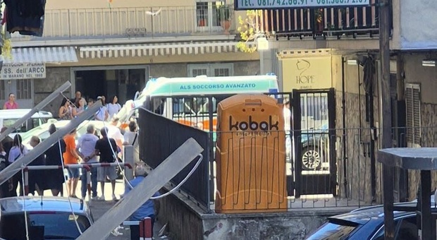  Tenta di sollevarle la gonna in strada a una donna, fermato un uomo: vittima sotto choc a Marano 