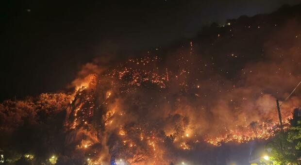 Gli incendi in Costiera sono di origine dolosa, l'emergenza: &laquo;Mai vista una cosa simile in 11 anni&raquo;