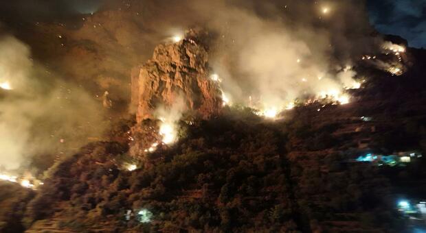  Incendi in Costiera, il sindaco di Positano: «Possibile origine dolosa, mai vista una cosa simile in 11 anni» 