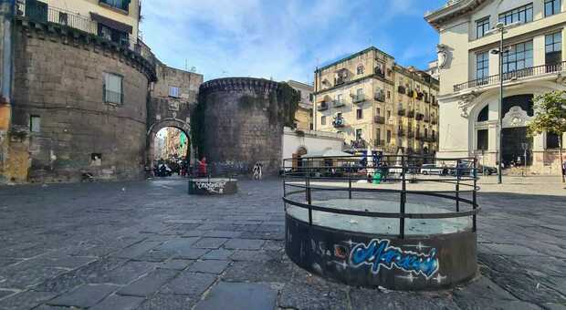  Napoli, 39enne ferito con un coccio di bottiglia a Porta Nolana: indagano i carabinieri 